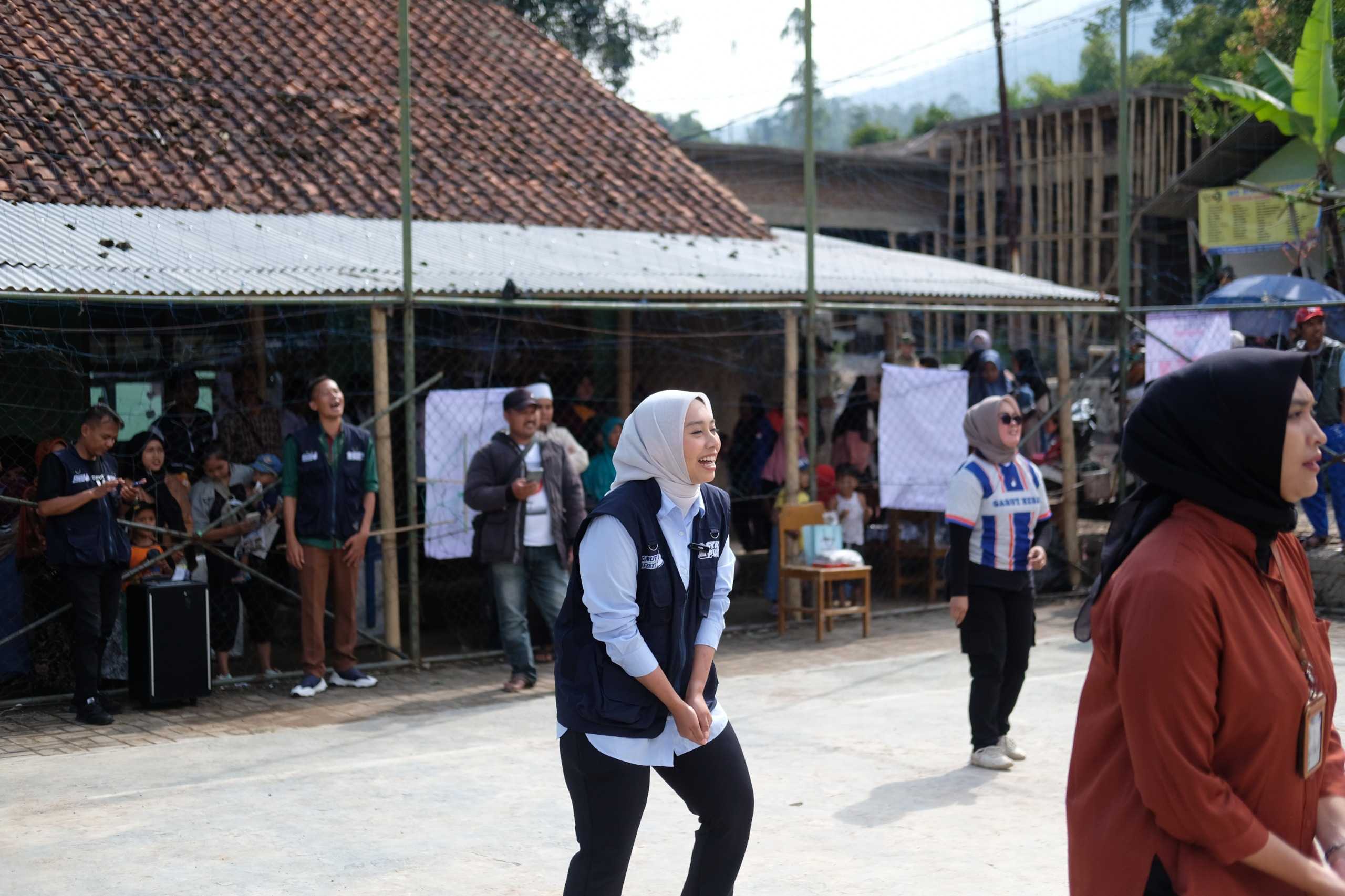 Kampanye ala Putri Karlina, Ajak Emak-Emak Cijayana Voli Bersama